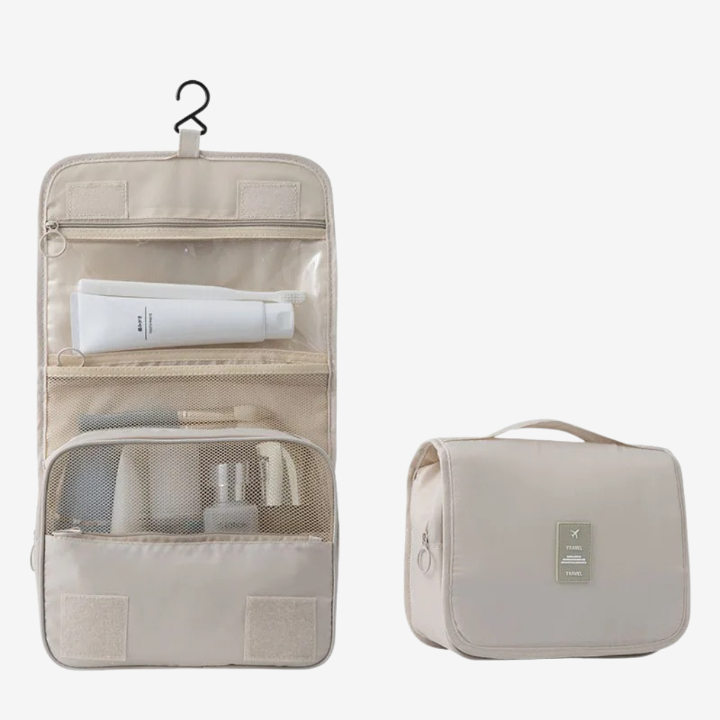 Trousse de toilette pliable Orvessa Lappe, ouverte et suspendue par son crochet, à côté de la même trousse fermée