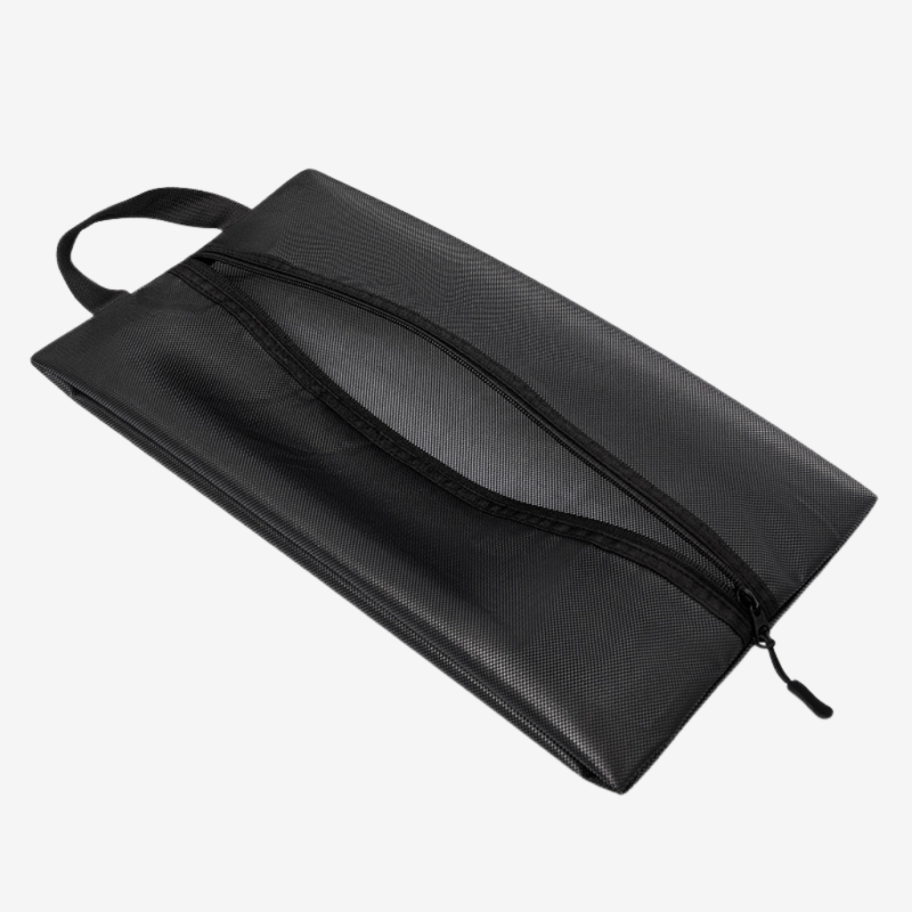 Sac à chaussures plat en nylon noir texturé, vu de dessus en biais, fermeture éclair courbe et poignée de portage
