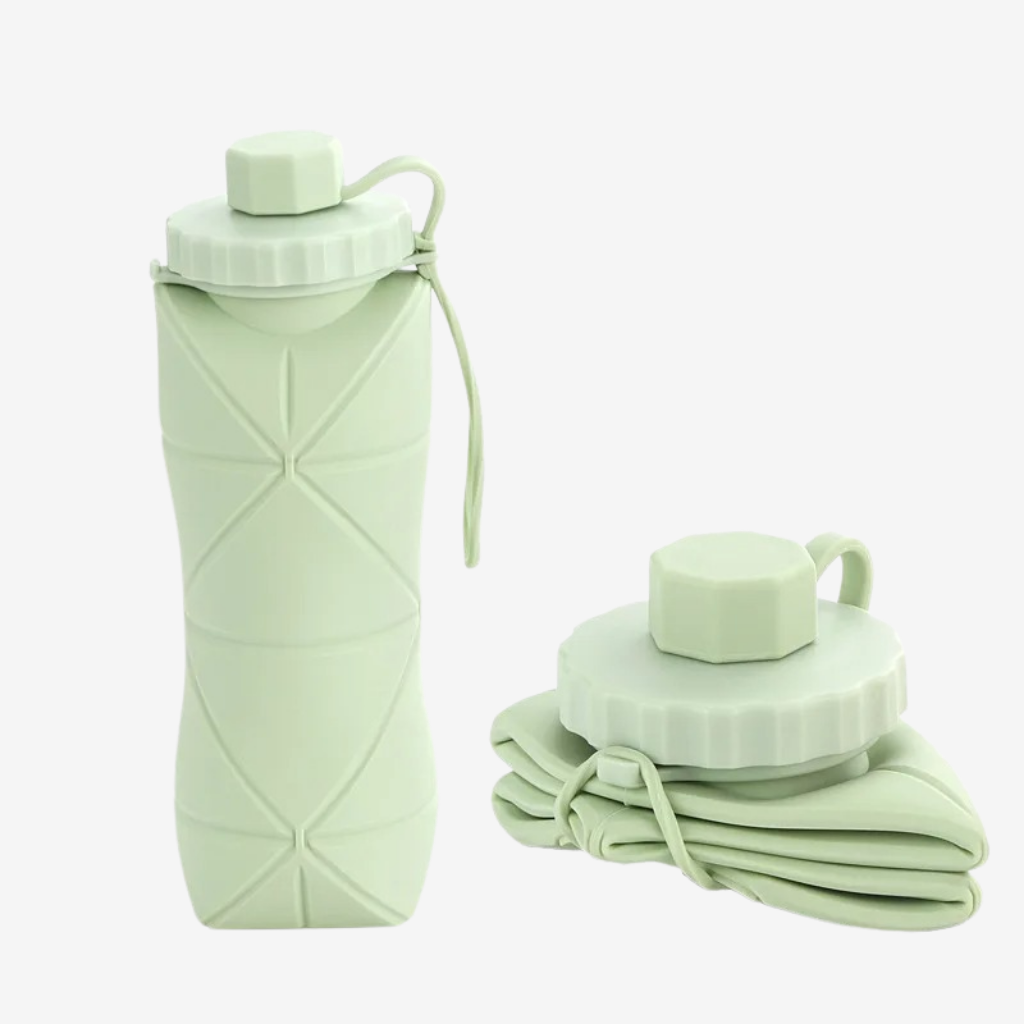 Bouteille pliable en silicone vert pâle, dépliée à gauche et repliée à droite, bouchon à capuchon relié par une dragonne