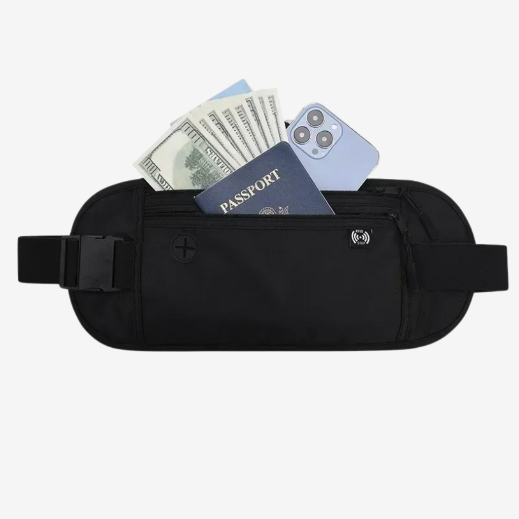 Ceinture porte-valeurs plate noire à boucle clip, poche zippée ouverte d'où dépassent un passeport, des billets et un téléphone