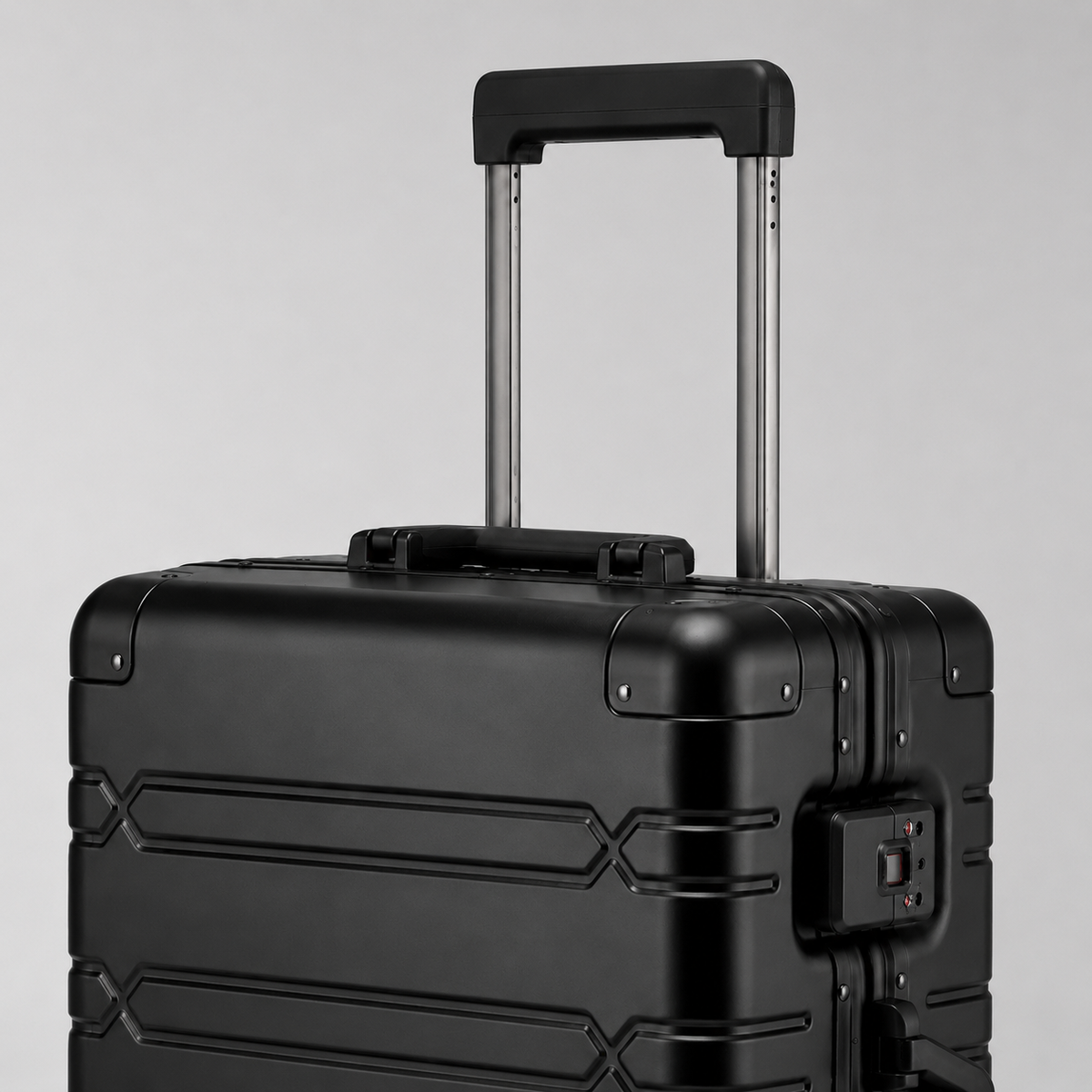 Haut de la valise Orvessa Vendôme noire : coins rivetés, poignée supérieure, poignée télescopique et serrure
