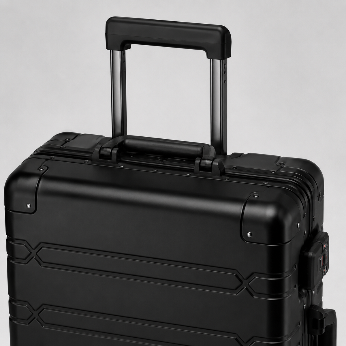 Haut de la valise Orvessa Vendôme noire : poignée supérieure, poignée télescopique et coins rivetés