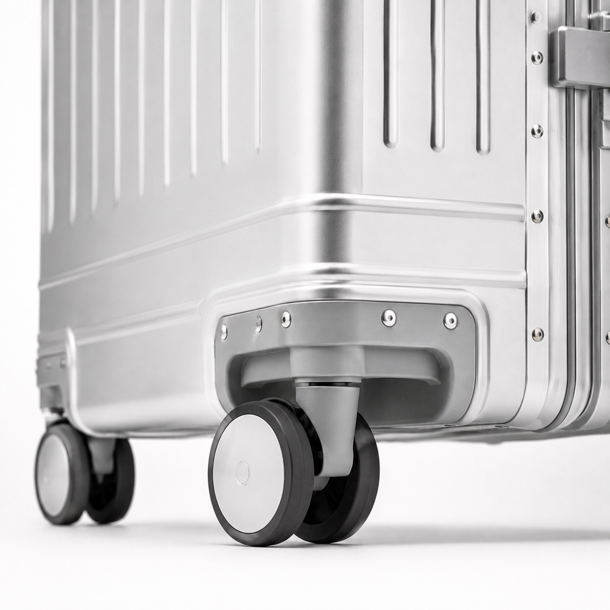 Roue double pivotante de la valise Orvessa Turenne argent, en gros plan