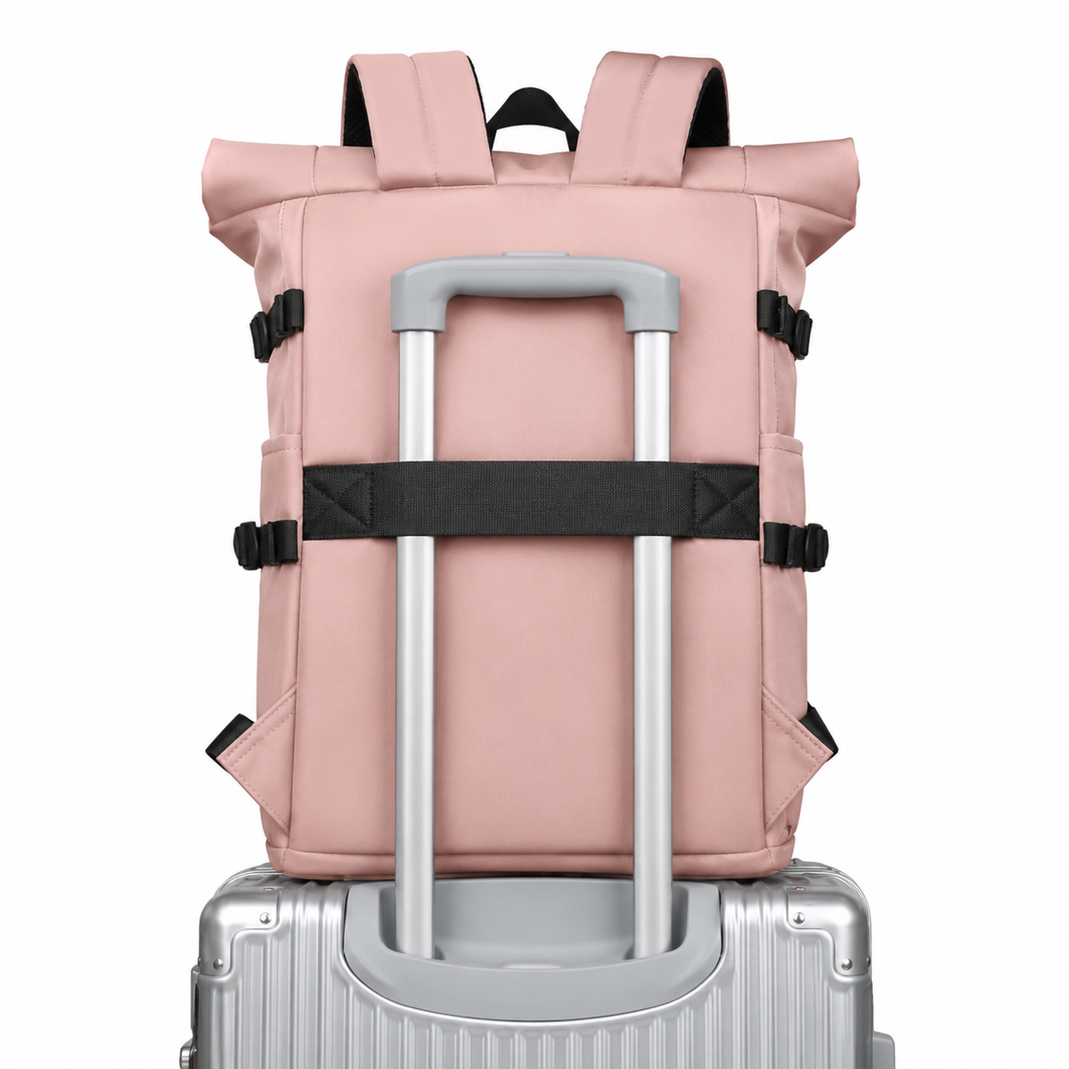 Sac à dos roll-top rose poudré vu de dos, enfilé sur la poignée télescopique d'une valise argentée