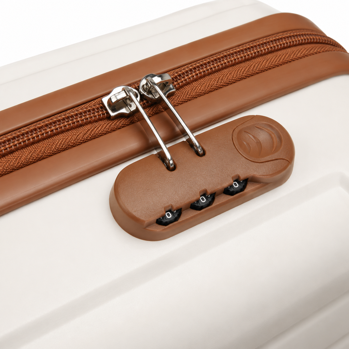 Gros plan sur la serrure à combinaison à trois molettes de la valise Orvessa Charonne coloris Beige