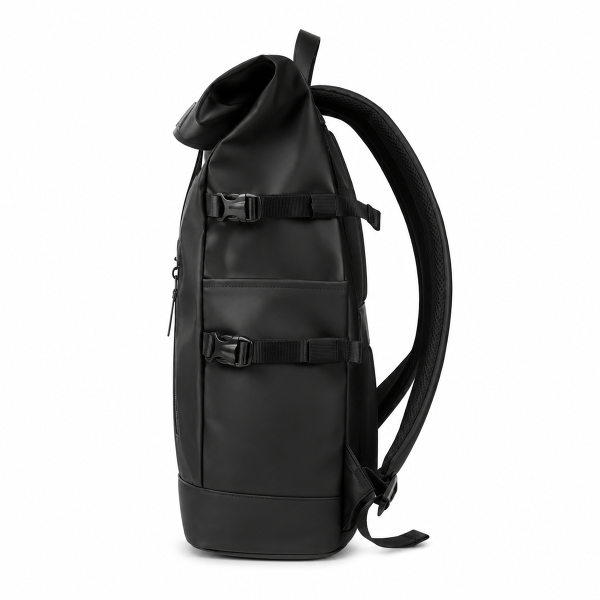 Sac à dos roll-top noir, vue de profil : haut enroulé, sangles de compression et bretelle rembourrée