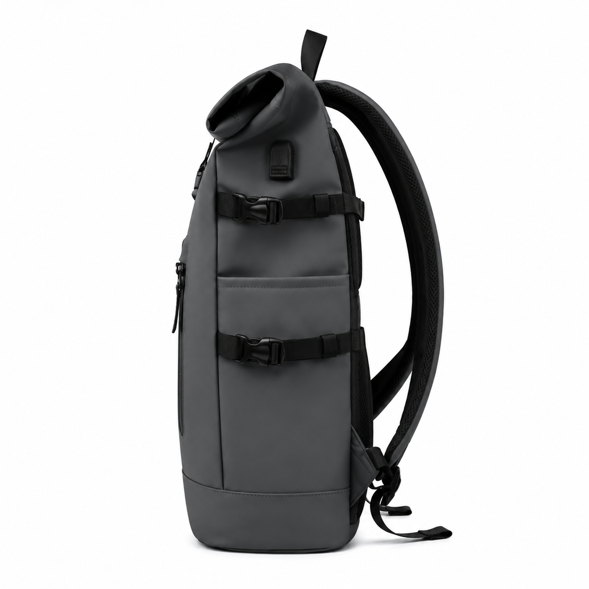 Sac à dos roll-top gris foncé, vue de profil : port USB sur le flanc, sous le haut enroulé