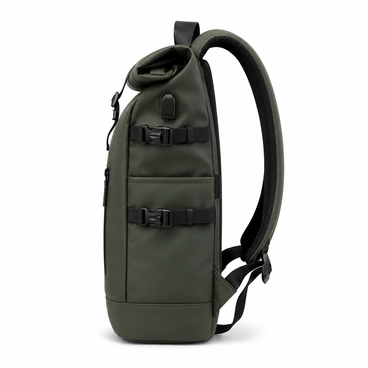 Sac à dos roll-top vert olive, vue de profil : port USB sur le flanc, sous le haut enroulé