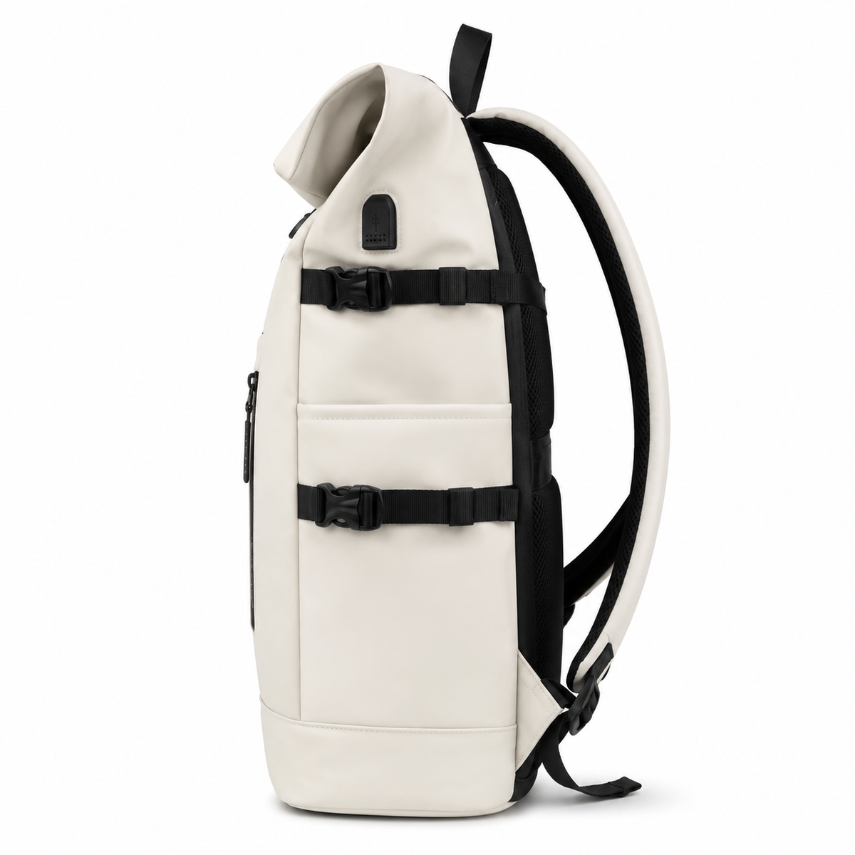 Sac à dos roll-top blanc cassé, vue de profil : port USB sur le flanc, sous le haut enroulé