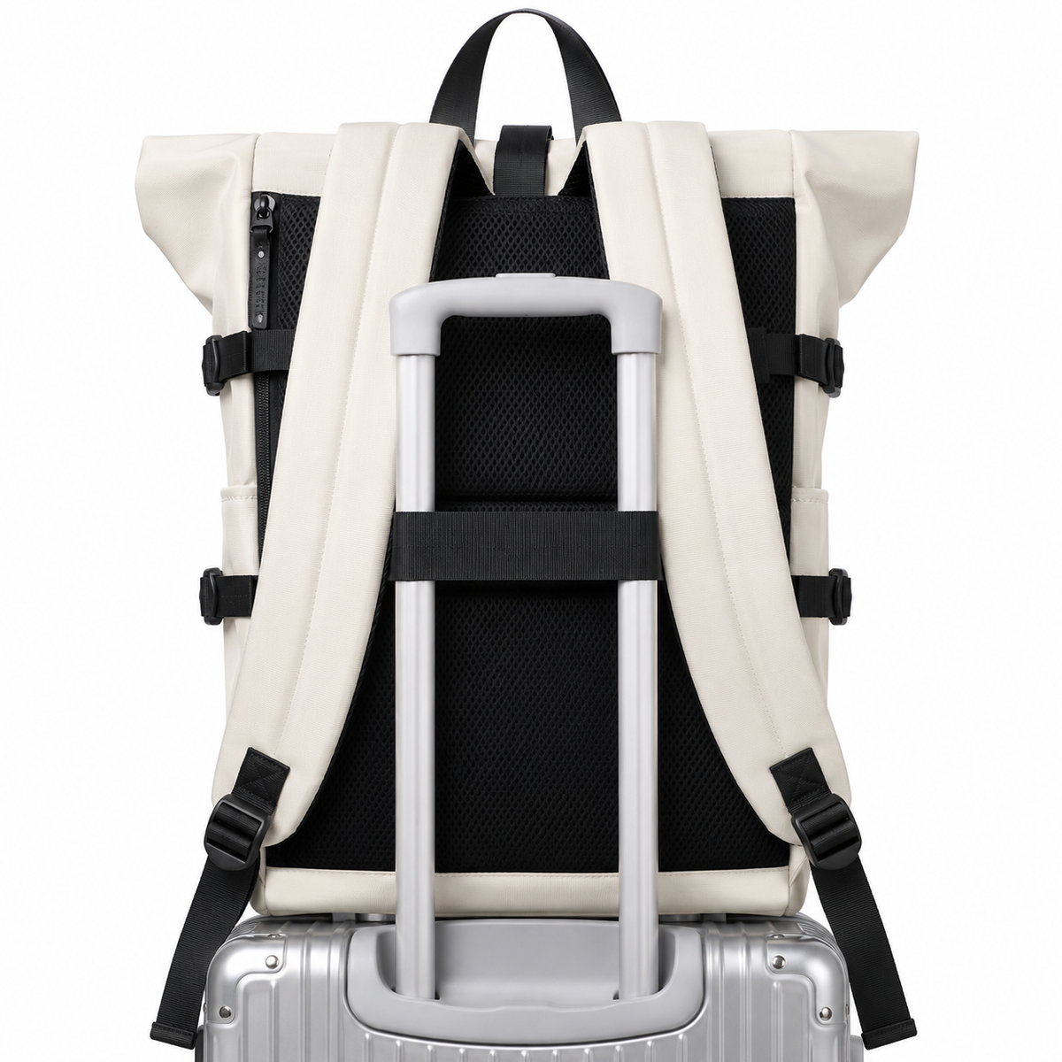 Sac à dos roll-top blanc cassé vu de dos, enfilé sur la poignée télescopique d'une valise argentée